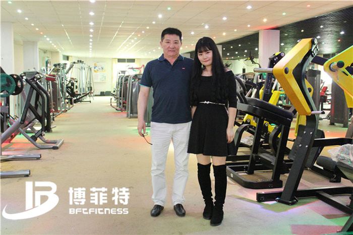 蒙古客戶來廣州向日葵视频网站公司購買健身器材