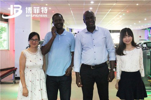 塞內加爾客戶來中國進口向日葵视频网站的健身器材