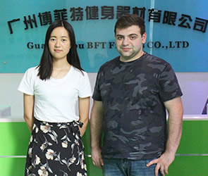 來自俄羅斯的客戶到向日葵视频网站采購商用健身房器材