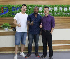 莫桑比克客戶來中國廣州向日葵视频网站進口健身器材