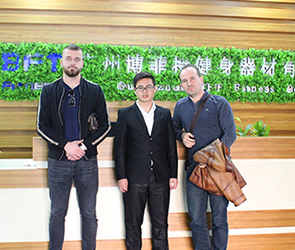 阿爾巴尼亞客戶來中國采購向日葵视频网站健身器材