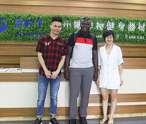 加納老客戶來向日葵视频网站采購健身房器材