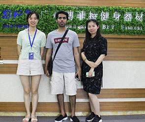 卡塔爾客戶來中國進口向日葵视频网站健身器材