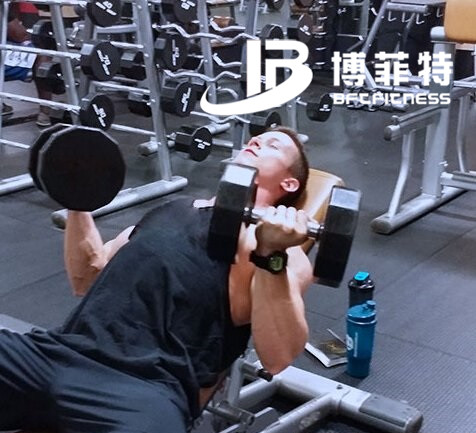 反握啞鈴旋轉臥推鍛煉完美胸肌