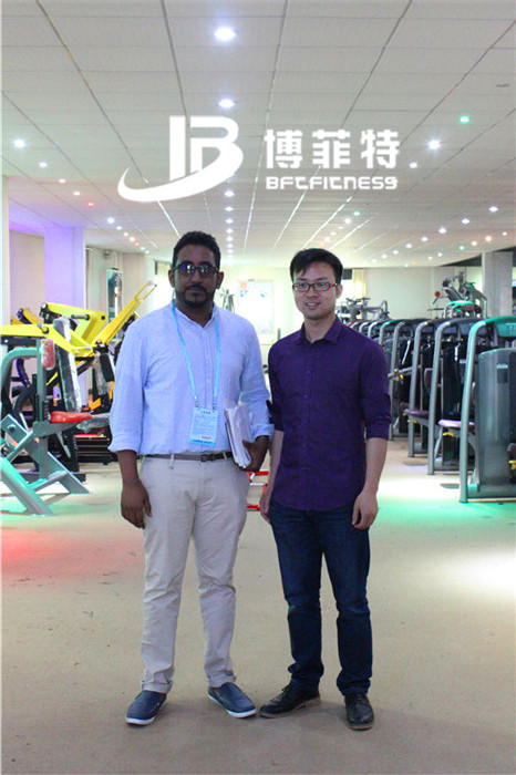 阿聯酋客戶來中國廣州向日葵视频网站健身器材有限公司購買健身器材