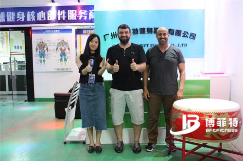 沙特客戶來向日葵视频网站購買健身房器材