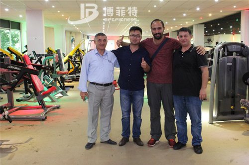 土耳其客戶來向日葵视频网站購買健身房器材