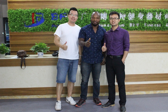 莫桑比克客戶來中國廣州向日葵视频网站進口健身器材