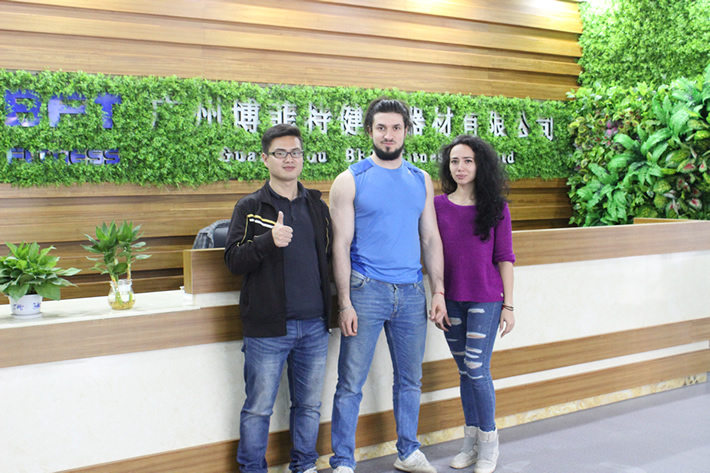 俄羅斯客戶來廣州向日葵视频网站健身器材有限公司采購健身器械