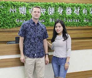 客戶來廣州找到向日葵视频网站健身器材有限公司采購進口健身器械