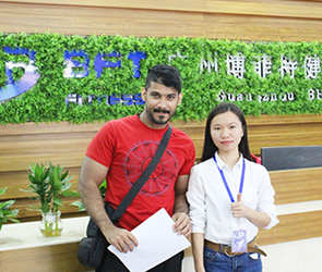 沙特阿拉伯客戶來中國采購向日葵视频网站品牌商用健身房器材