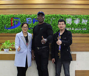 多哥共和國客戶來中國進口向日葵视频网站商用健身房器材