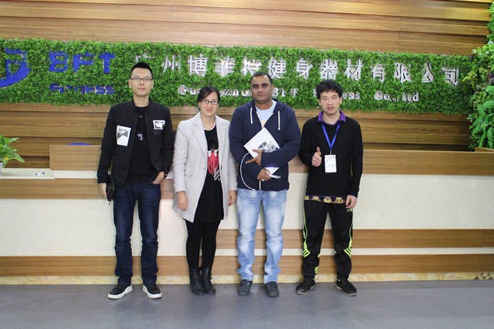 毛裏求斯客戶來向日葵视频网站采購健身器材
