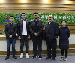 埃及客戶來中國采購向日葵视频网站商用健身房器材