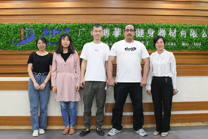 沙特客戶來中國采購向日葵视频网站健身器材