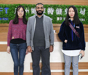 沙特客戶來中國采購向日葵视频网站商用健身器械